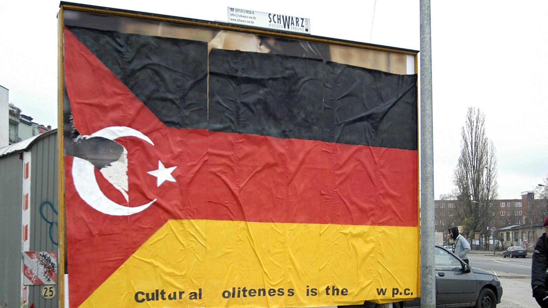 Eine illegal plakatierte Werbetafel an der Bernauer Straße in Berlin-Mitte zeigt am 30.11.2004 eine Deutschlandfahne mit integriertem türkischem Halbmond und Stern. Eine illegal plakatierte Werbetafel an der Bernauer Straße in Berlin-Mitte zeigt am 30.11.2004 eine Deutschlandfahne mit integriertem türkischem Halbmond und Stern.