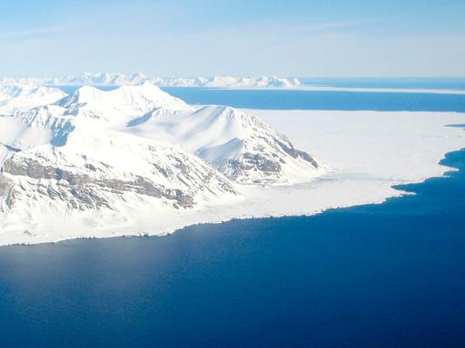 Verschneite und vereiste Berge der Arktis und Meer Verschneite und vereiste Berge der Arktis und Meer