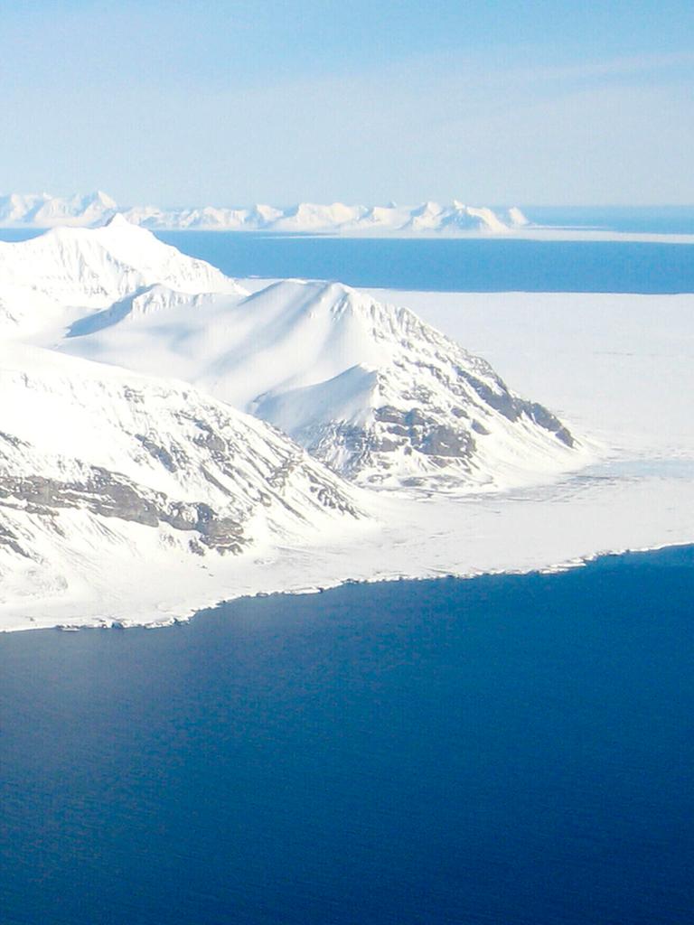 Verschneite und vereiste Berge der Arktis und Meer Verschneite und vereiste Berge der Arktis und Meer