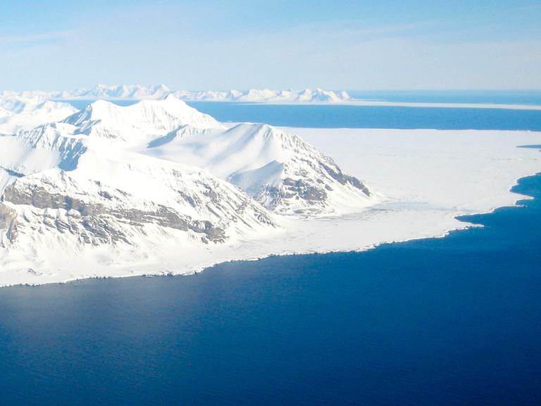Verschneite und vereiste Berge der Arktis und Meer