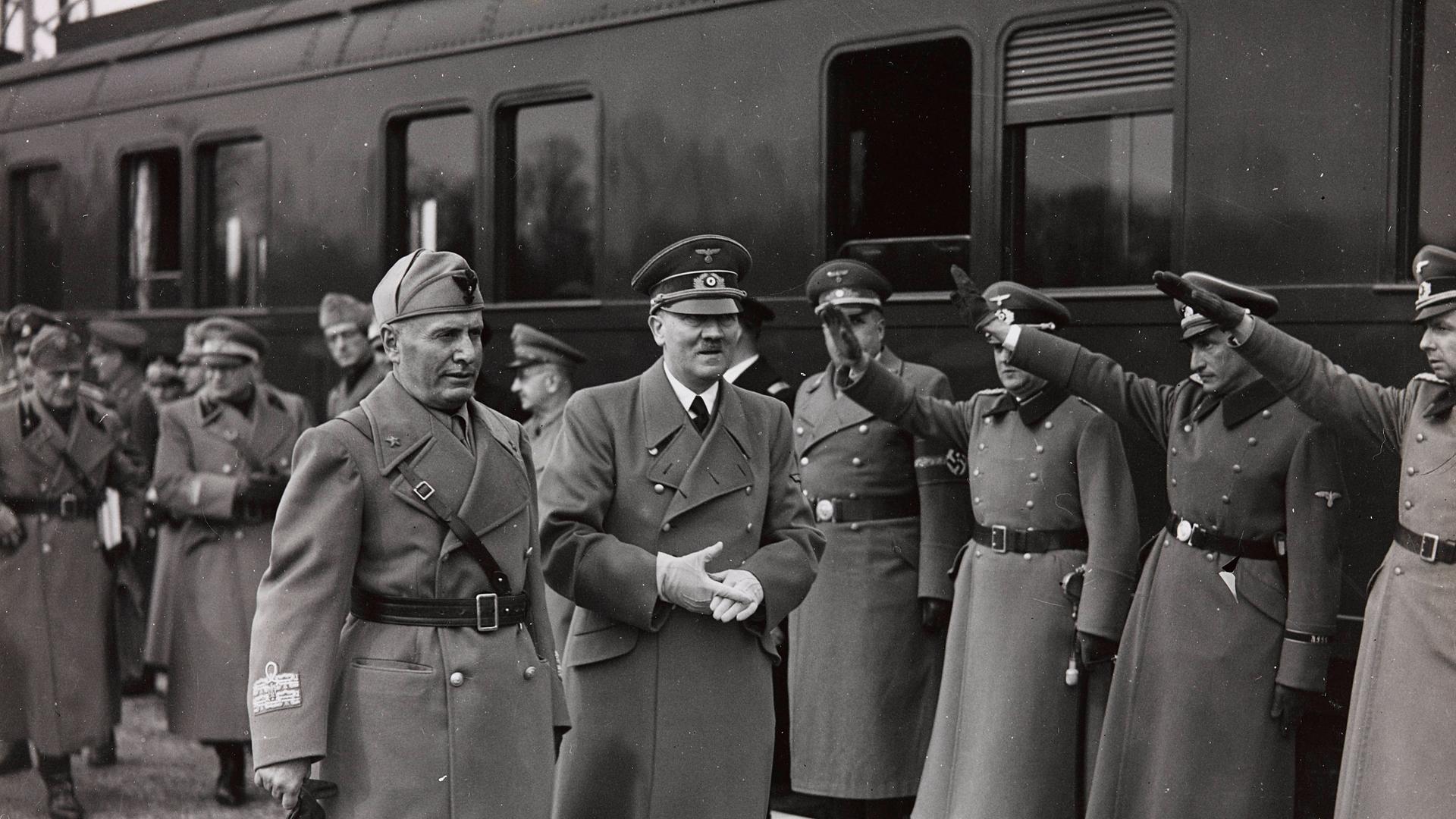 Benito Mussolini mit Adolf Hitler bei einem offiziellen Besuch in Salzburg im April 1943