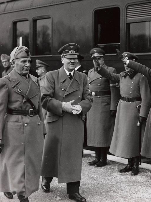 Benito Mussolini mit Adolf Hitler bei einem offiziellen Besuch in Salzburg im April 1943