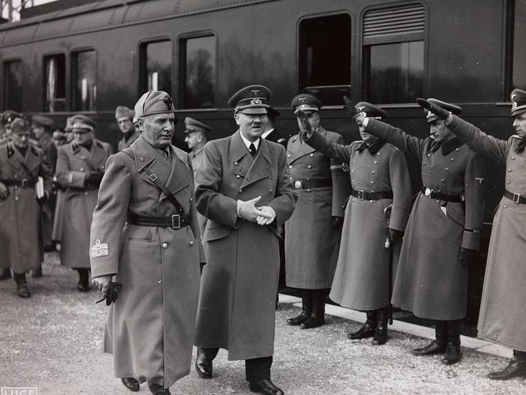 Benito Mussolini mit Adolf Hitler bei einem offiziellen Besuch in Salzburg im April 1943