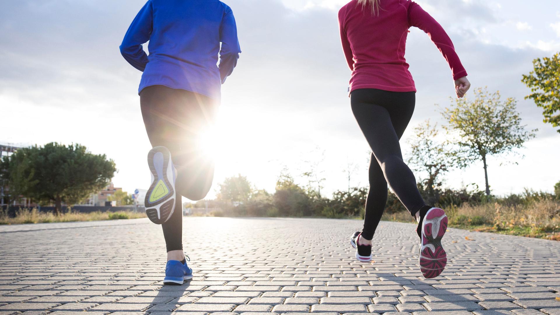 Zwei Frauen joggen