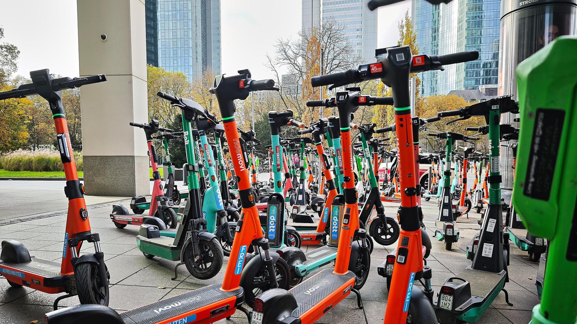 Mehrere E-Scooter stehen auf einem Platz