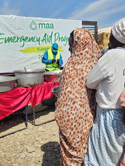 Vertriebene Sudanesen warten im Flüchtlingslager Abu al-Naga auf die Ausgabe von Lebensmitteln (06.02.2026) Vertriebene Sudanesen warten im Flüchtlingslager Abu al-Naga auf die Ausgabe von Lebensmitteln (06.02.2026)