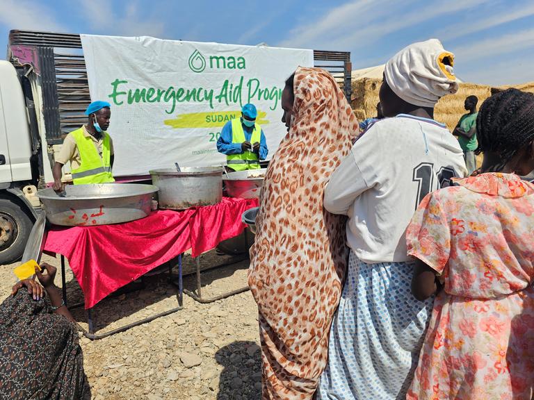 Vertriebene Sudanesen warten im Flüchtlingslager Abu al-Naga auf die Ausgabe von Lebensmitteln (06.02.2026) Vertriebene Sudanesen warten im Flüchtlingslager Abu al-Naga auf die Ausgabe von Lebensmitteln (06.02.2026)