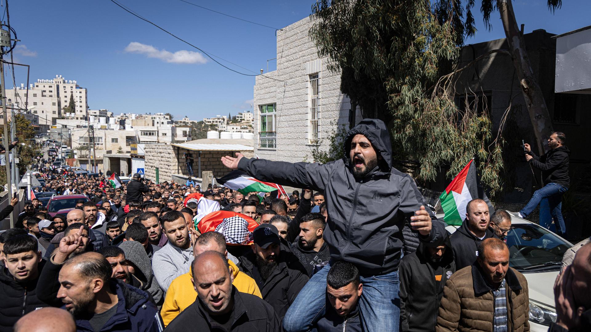 Beerdigung dreier Palästinenser, die bei Angriffen durch radikale israelische Siedler getötet worden sein sollen