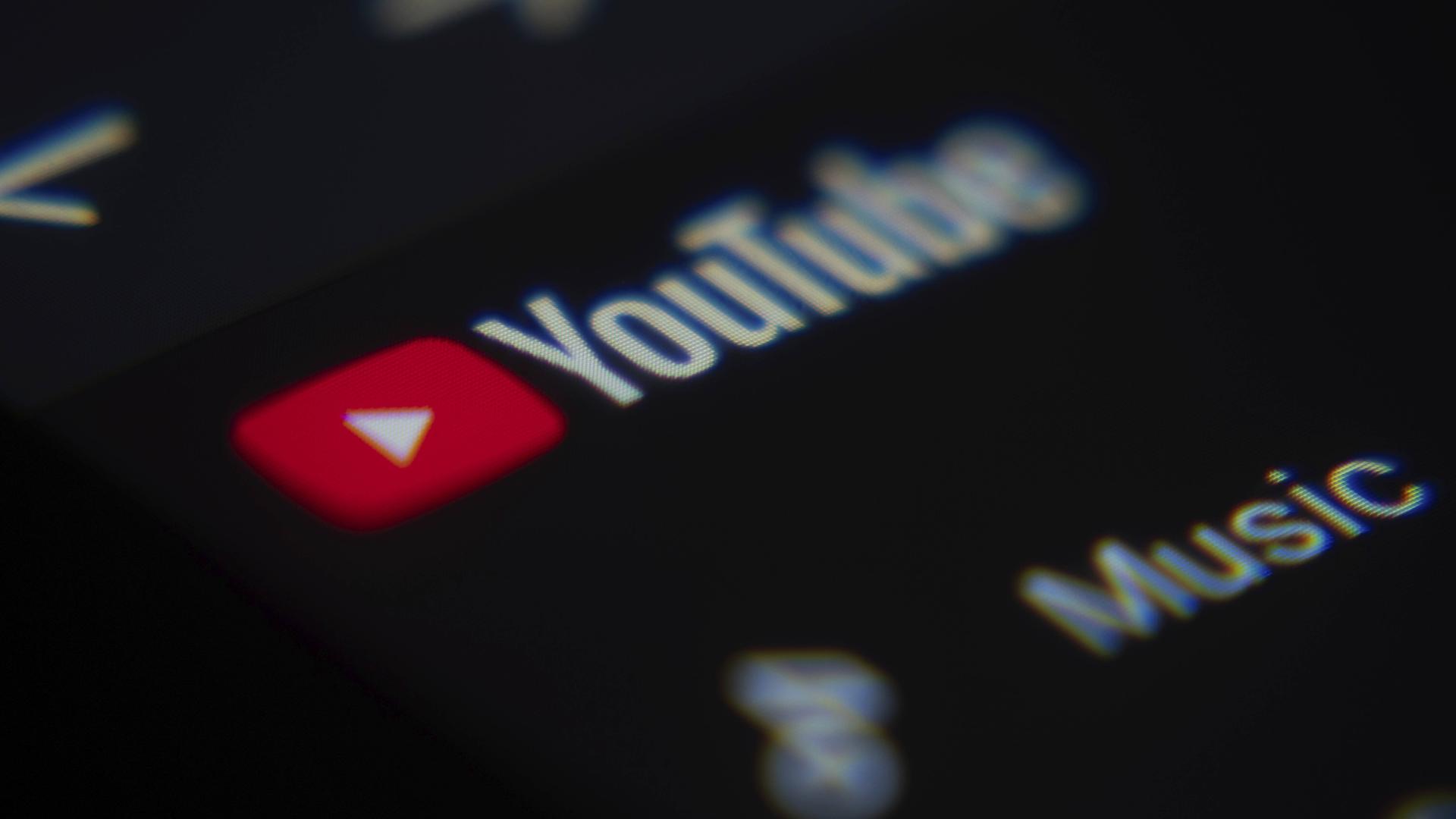 Eine Nahaufnahme eines Laptop-Bildschirms zeigt die YouTube-Weboberfläche in einem Browser.