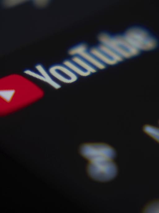 Eine Nahaufnahme eines Laptop-Bildschirms zeigt die YouTube-Weboberfläche in einem Browser.