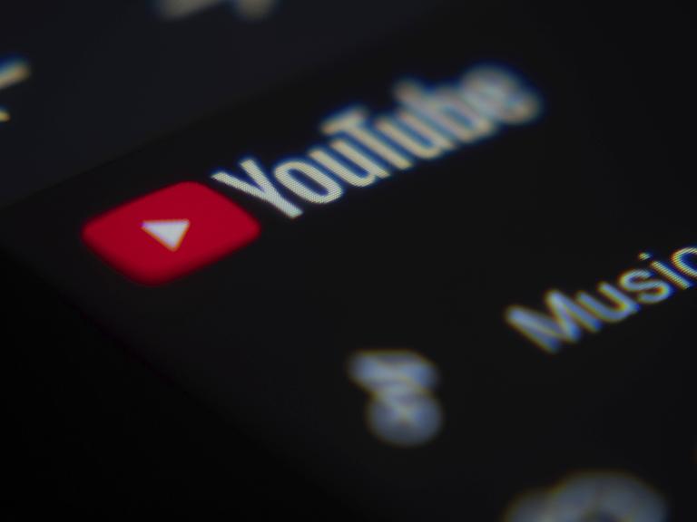 Eine Nahaufnahme eines Laptop-Bildschirms zeigt die YouTube-Weboberfläche in einem Browser.