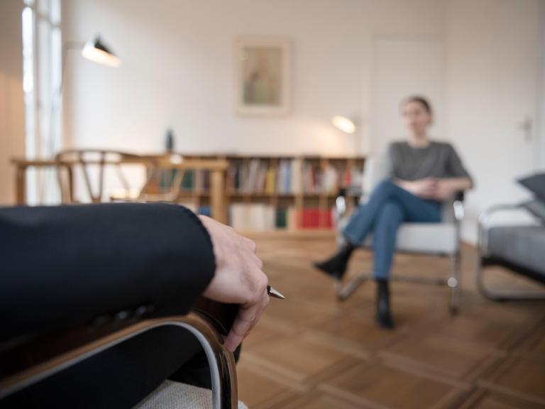 Eine Patientin beim Psychiater Eine Patientin beim Psychiater