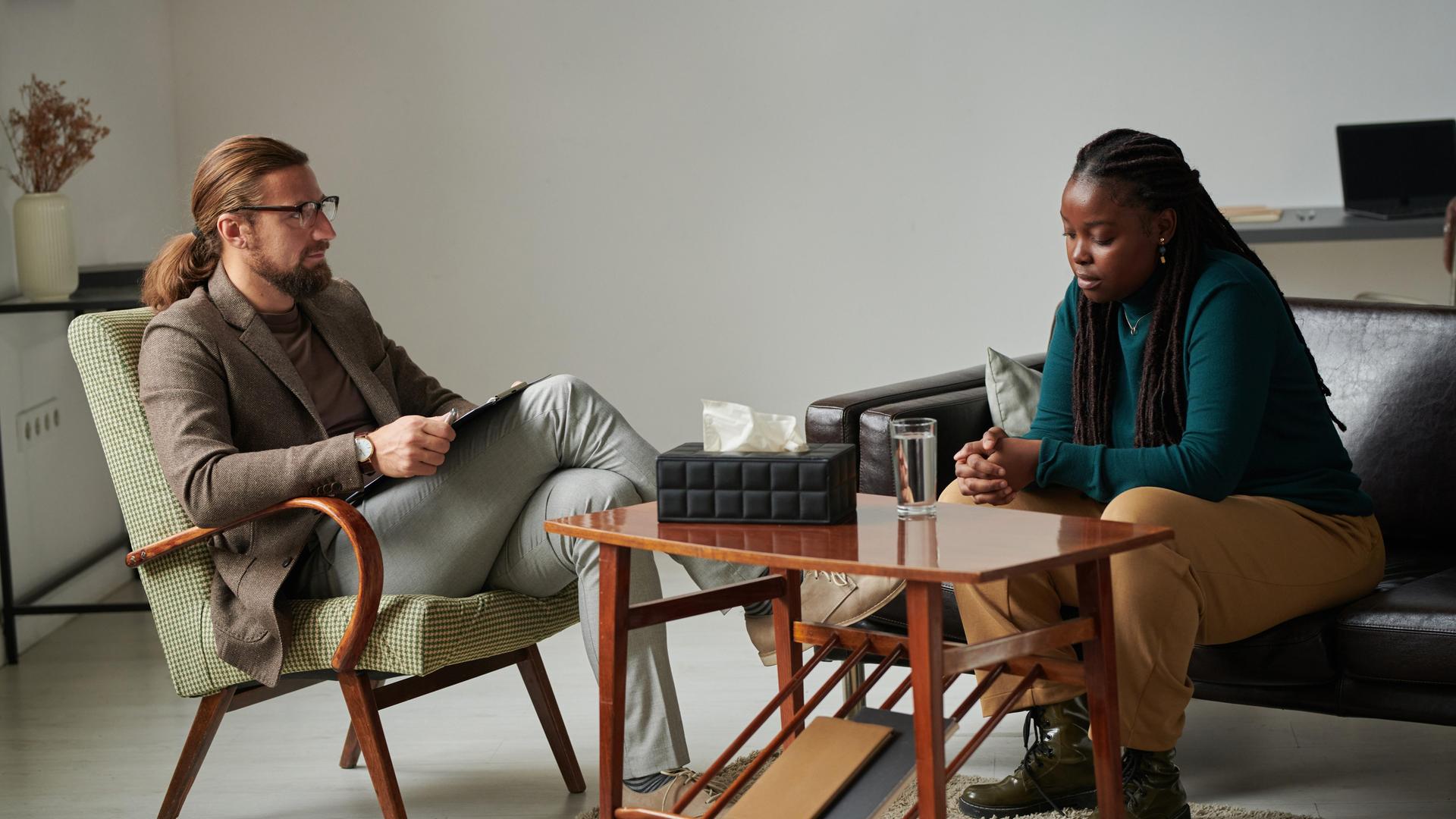 Eine Frau befindet sich in einer Sitzung mit einem Therapeuten