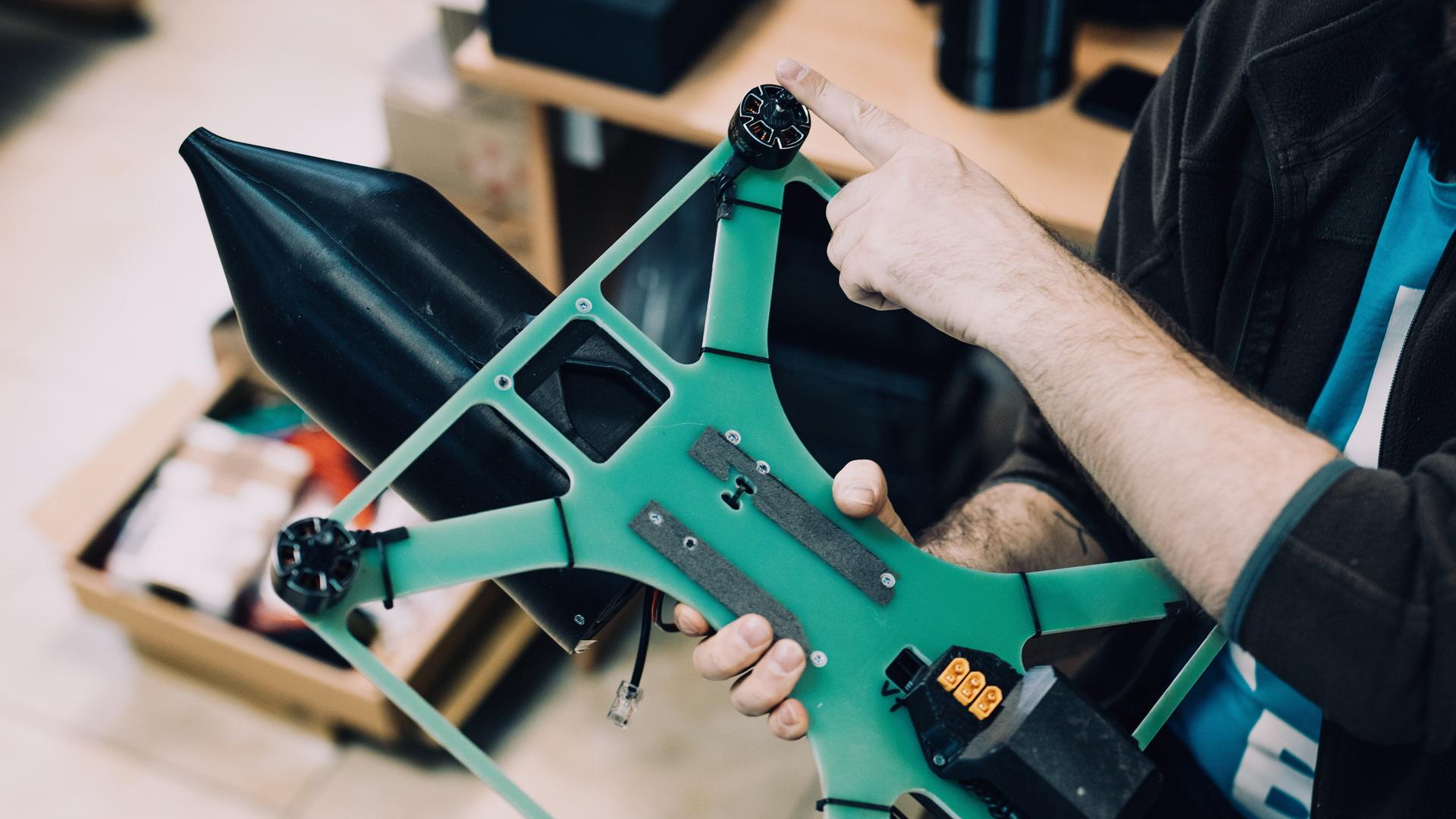 Zu Besuch bei einem Produzenten von Drohen für die Ukrainischen Streitkräfte. Neuartige Drohnen werden nun auch per Glasfaserkabel an ihr Ziel gesteuert.