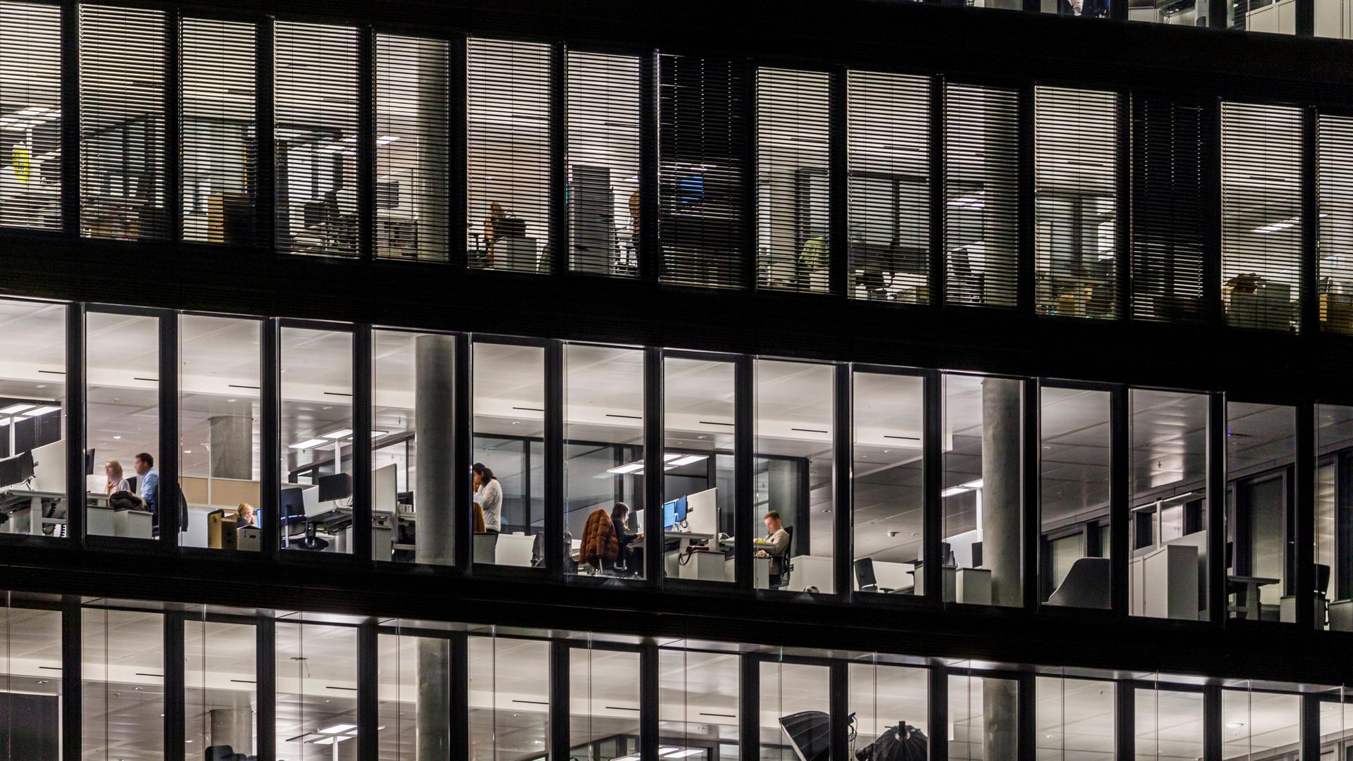 Großraumbüro am späten Abend