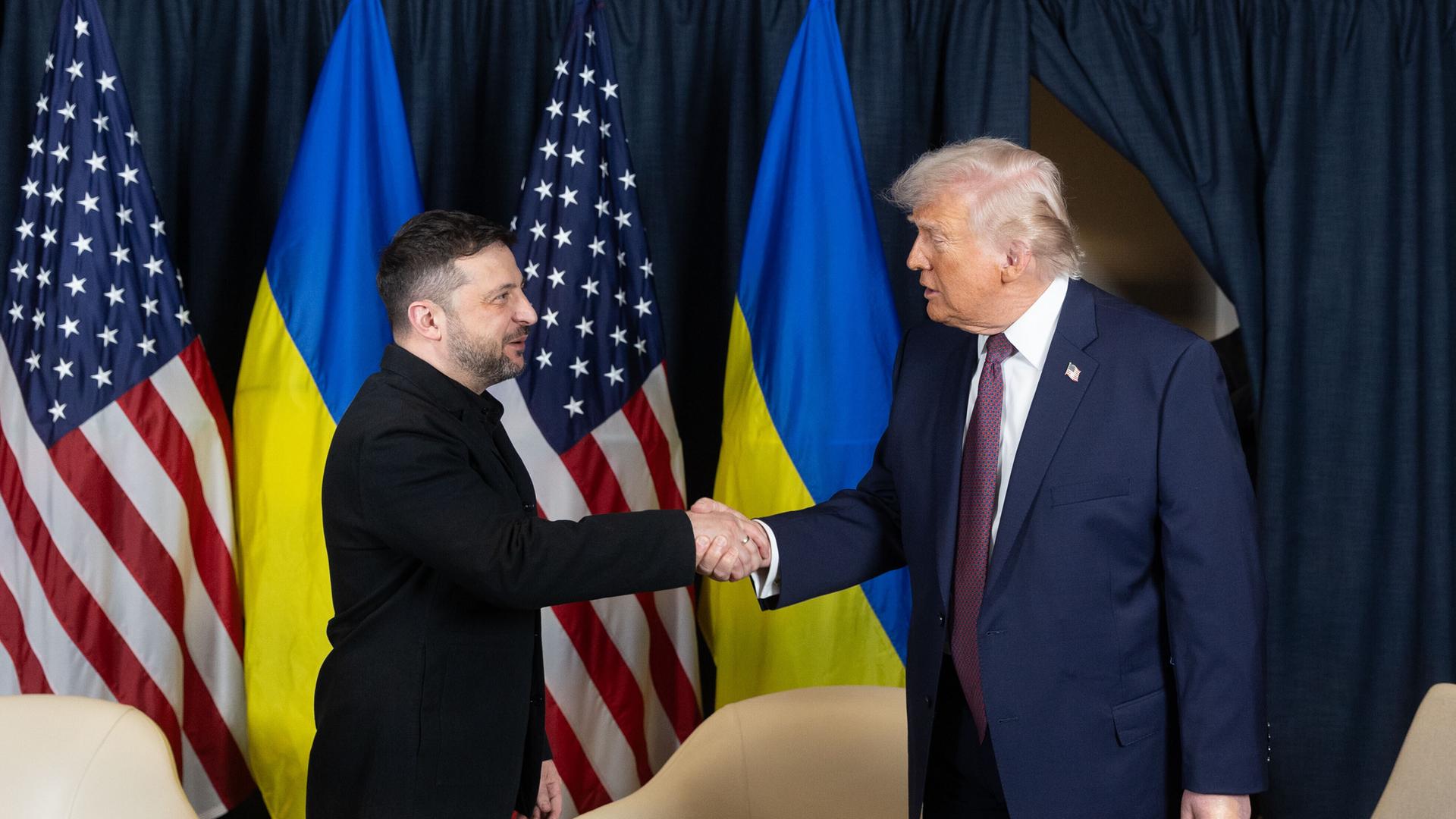 Wolodymyr Selenskyj trifft US-Präsident Donald Trump am Rande des Weltwirtschaftsforum am 22.01.2026 in Davos. Die beiden schütteln sich die Hand. Wolodymyr Selenskyj trifft US-Präsident Donald Trump am Rande des Weltwirtschaftsforum am 22.01.2026 in Davos. Die beiden schütteln sich die Hand.