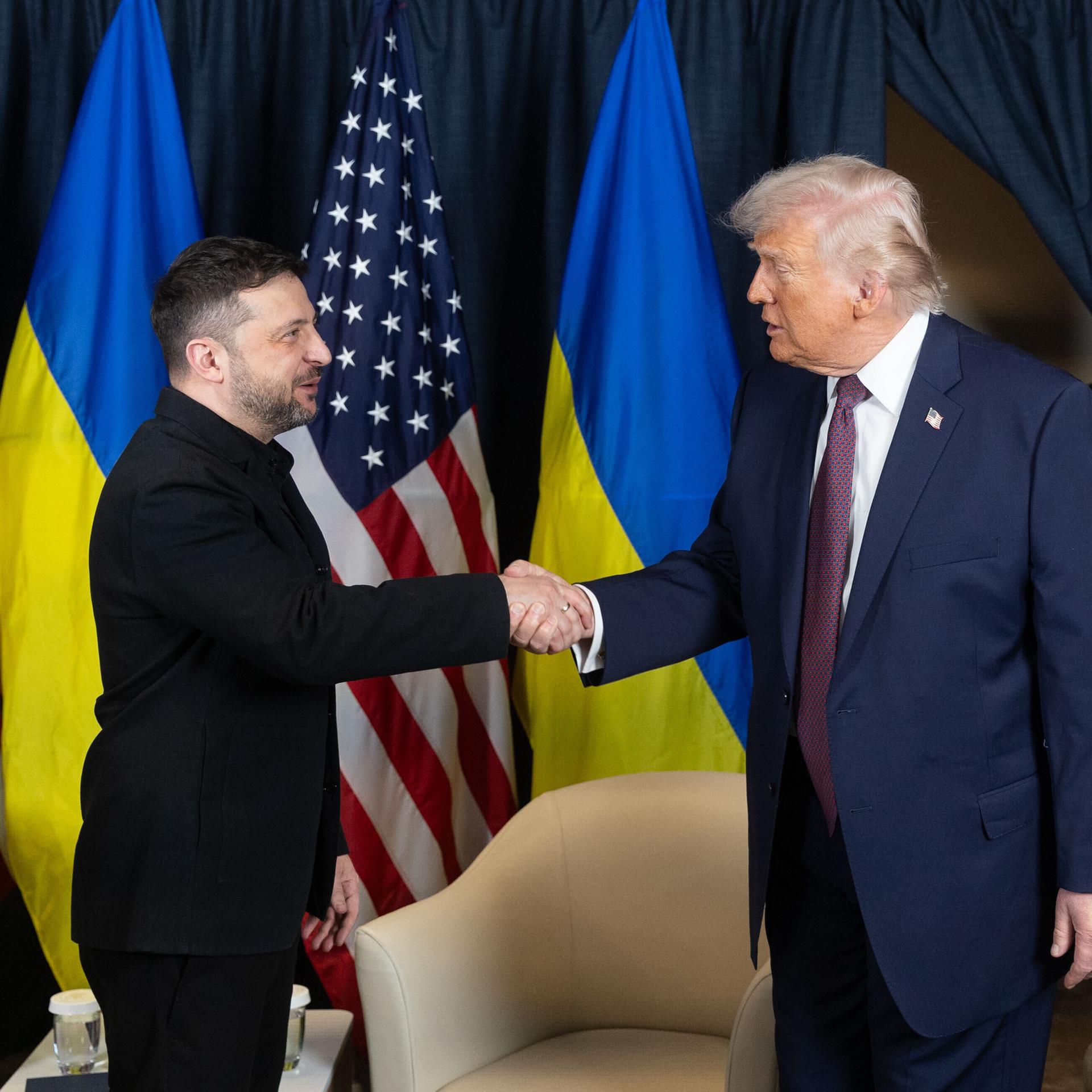 Wolodymyr Selenskyj trifft US-Präsident Donald Trump am Rande des Weltwirtschaftsforum am 22.01.2026 in Davos. Die beiden schütteln sich die Hand.