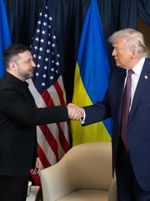 Wolodymyr Selenskyj trifft US-Präsident Donald Trump am Rande des Weltwirtschaftsforum am 22.01.2026 in Davos. Die beiden schütteln sich die Hand.