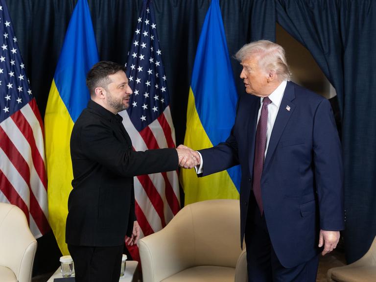 Wolodymyr Selenskyj trifft US-Präsident Donald Trump am Rande des Weltwirtschaftsforum am 22.01.2026 in Davos. Die beiden schütteln sich die Hand.