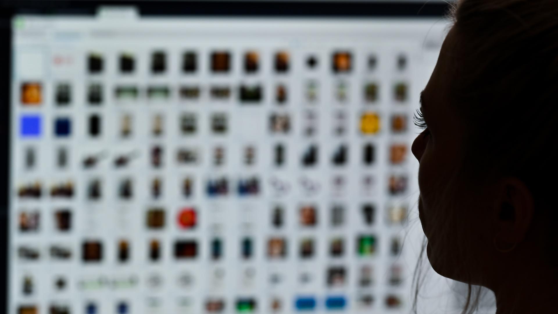 Eine Polizeibeamtin wertet kinderpornografische Inhalte im Netz aus. (Archivbild)