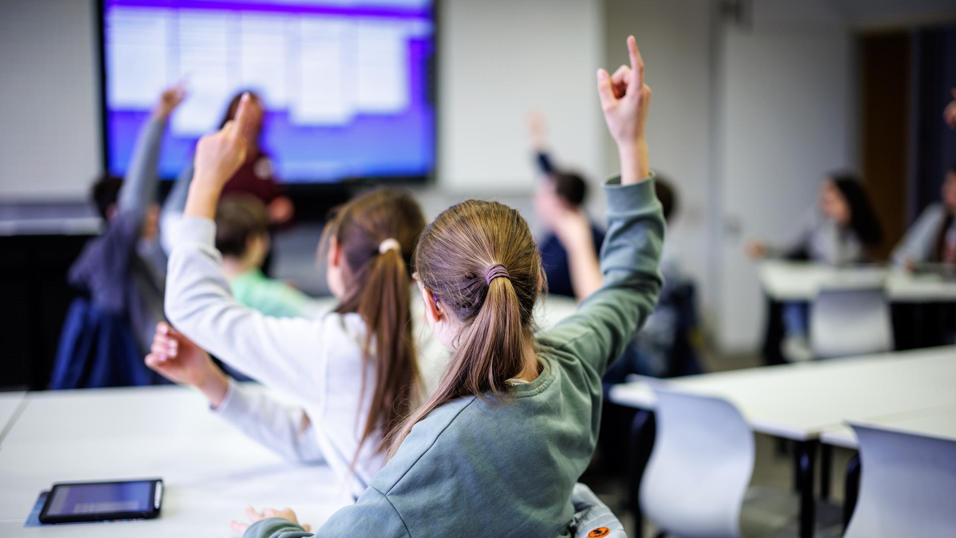 Schülerinnen und Schüler einer siebten Klasse melden sich in einem Klassenraum am Oskar-Maria-Graf-Gymnasium in Neufahrn in einer Unterrichtsstunde im Fach Mathe. Schülerinnen und Schüler einer siebten Klasse melden sich in einem Klassenraum am Oskar-Maria-Graf-Gymnasium in Neufahrn in einer Unterrichtsstunde im Fach Mathe.