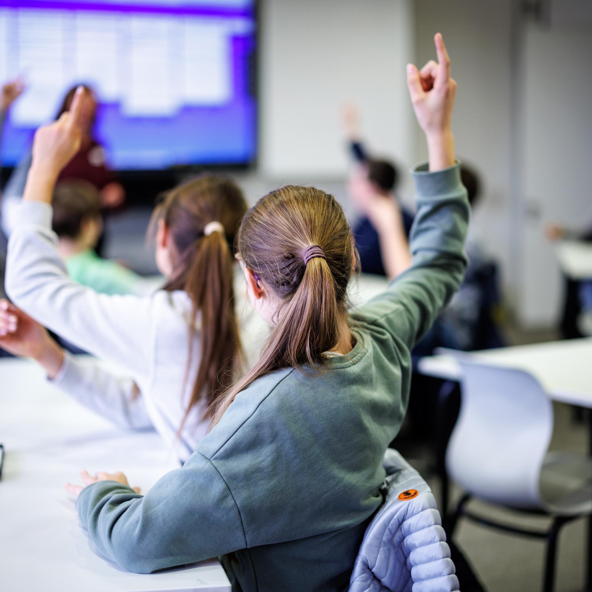 Schüler einer siebten Klasse melden sich in einem Klassenraum am Oskar-Maria-Graf-Gymnasium in Neufahrn in einer Unterrichtsstunde im Fach Mathe.
