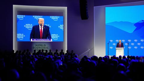 Trump am Rednerpult in Davos