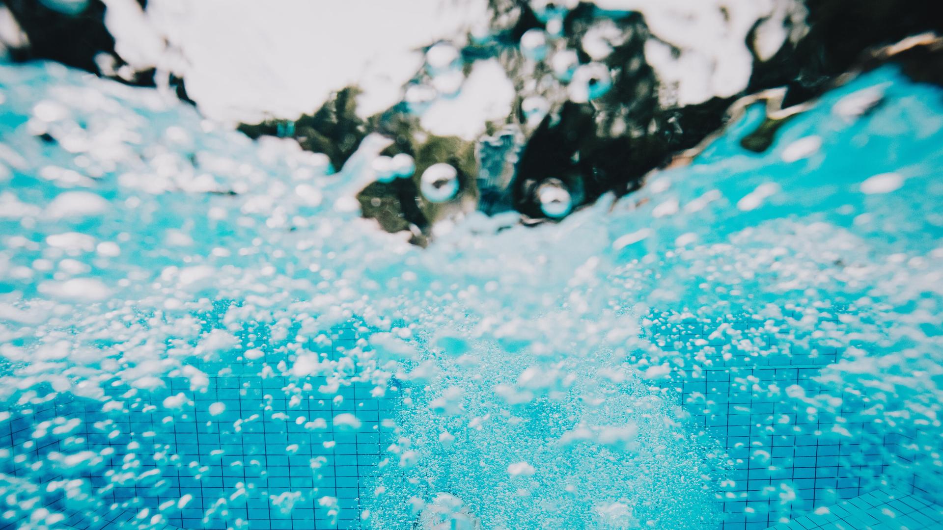 Wasserblässchen nach Sprung ins Freibad Wasserblässchen nach Sprung ins Freibad