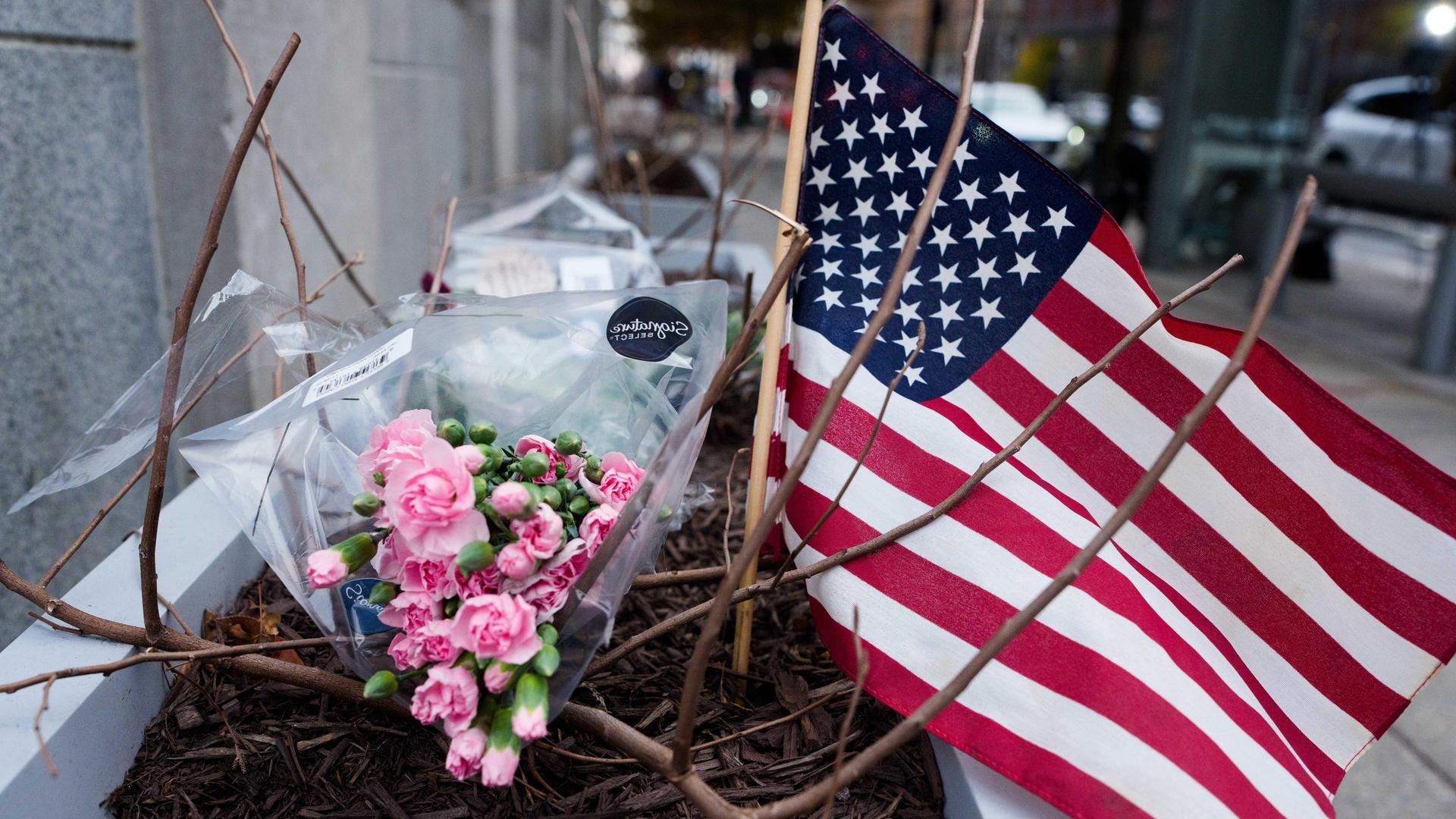 Blumen und eine amerikanische Flagge liegen an dem Tatort vor der U-Bahn-Station Farragut West, wo mindestens ein Mitglied der Nationalgarde von West Virginia erschossen wurde.