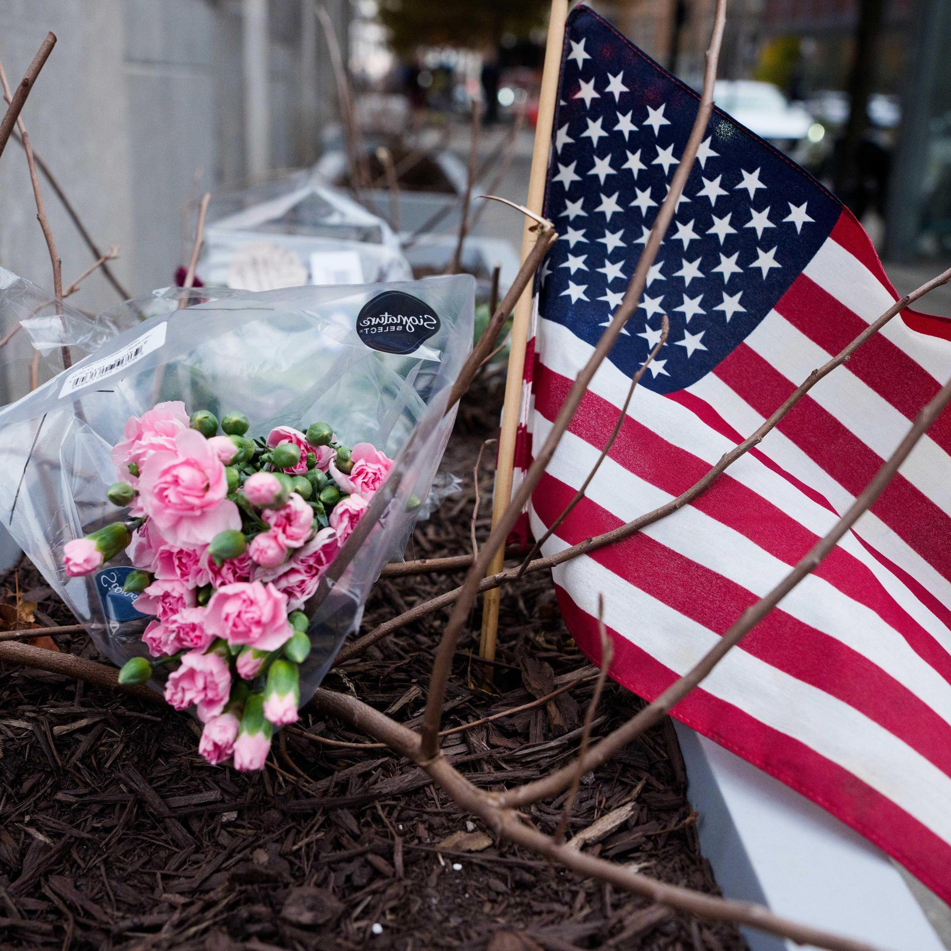 Blumen und eine amerikanische Flagge liegen an dem Tatort vor der U-Bahn-Station Farragut West, wo mindestens ein Mitglied der Nationalgarde von West Virginia erschossen wurde.