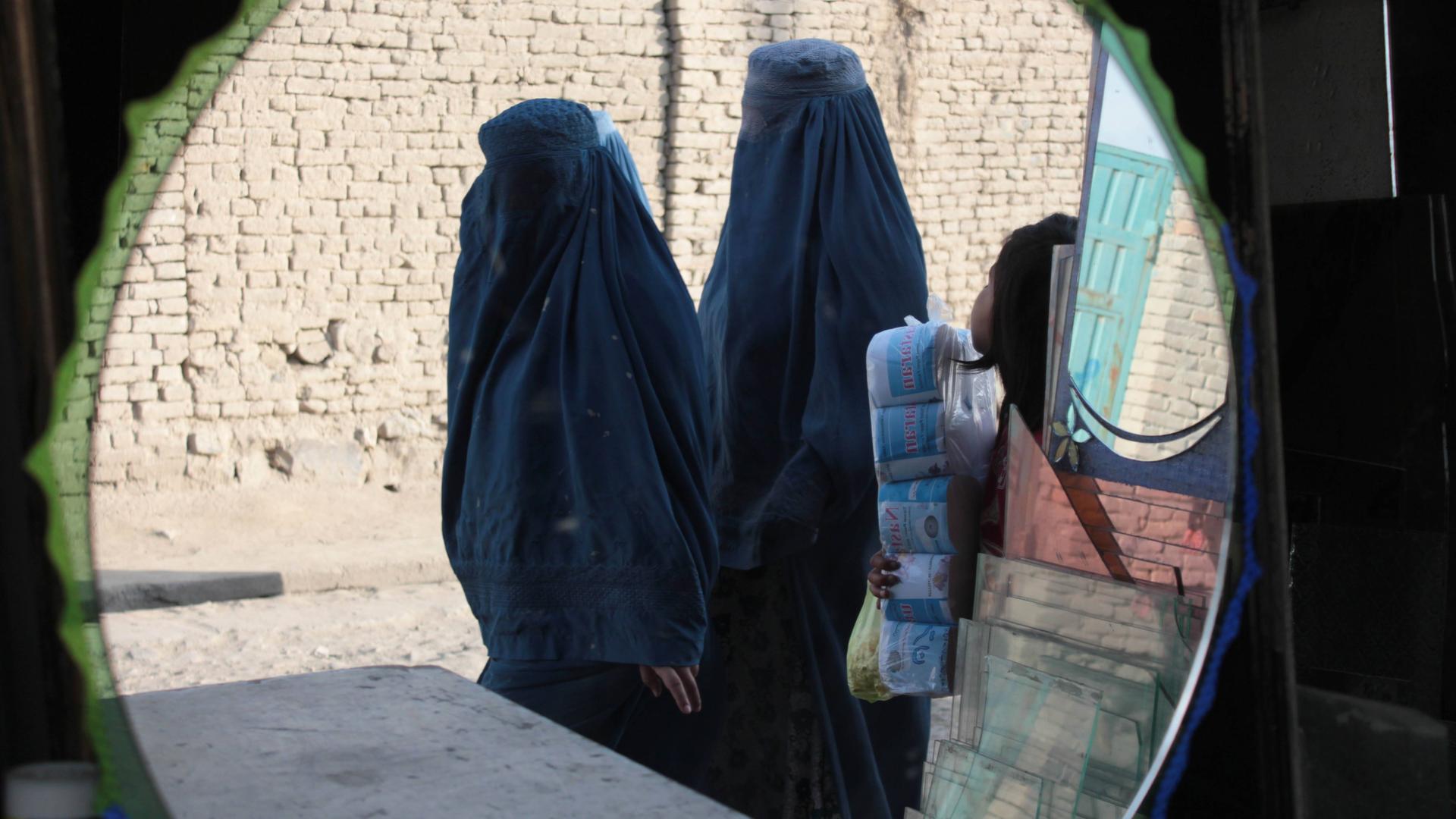 Zwei Frauen in Kabul, die Burka tragen Zwei Frauen in Kabul, die Burka tragen