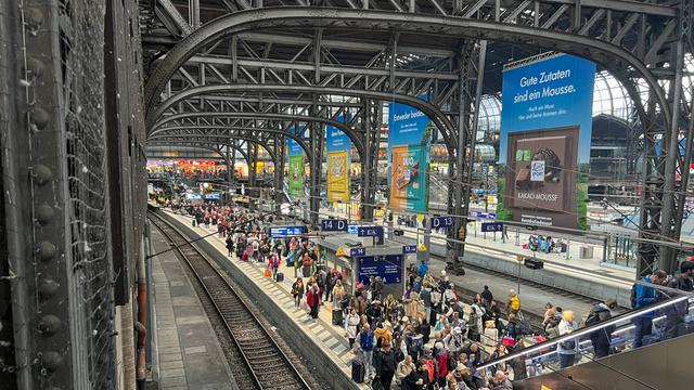 Volle Bahnsteige mit wartenden Reisenden am Hamburger Hauptbahnhof
