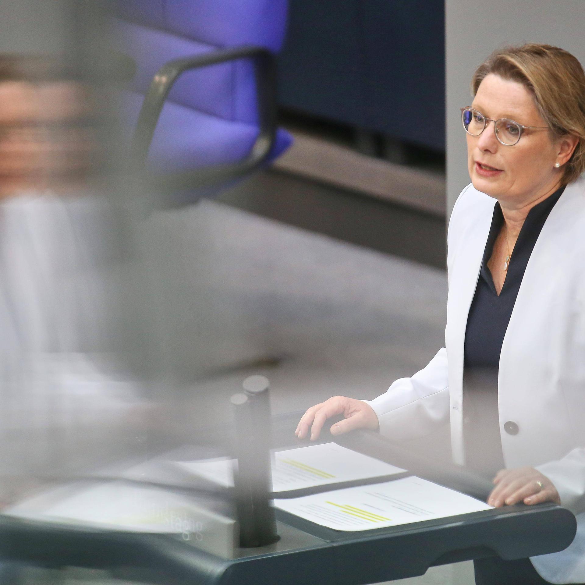 Foto der Bundesministerin der Justiz und für Verbraucherschutz Stefanie Hubig (SPD) am 08.05.2026 am Rednerpult im deutschen Bundestag