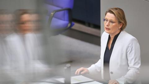Bundesministerin der Justiz und für Verbraucherschutz Stefanie Hubig steht an einem Rednerpult, sie trägt einen weißen Blazer.
