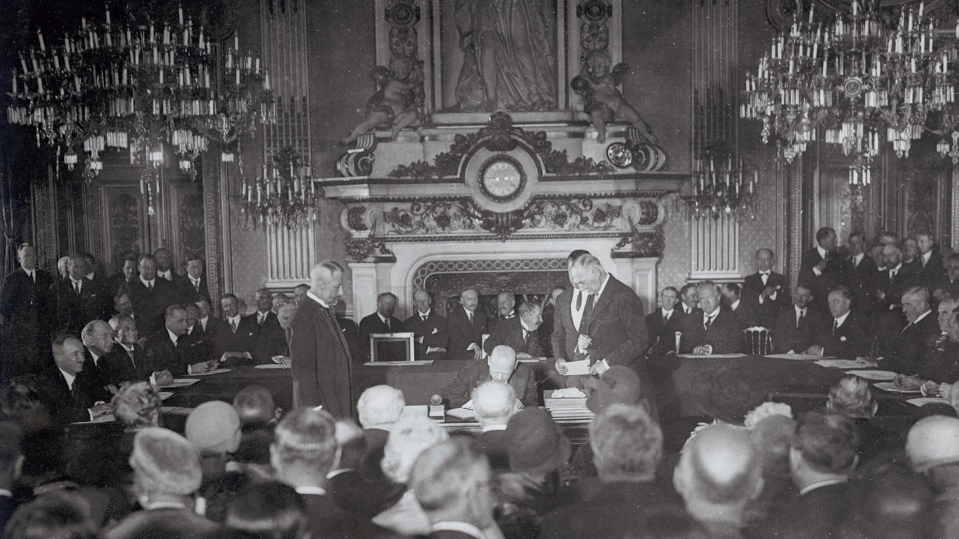 Der deutsche Minister Gustav Stresemann unterzeichnet den Locarno-Pakt 1925 in Locarno. Der deutsche Minister Gustav Stresemann unterzeichnet den Locarno-Pakt 1925 in Locarno.