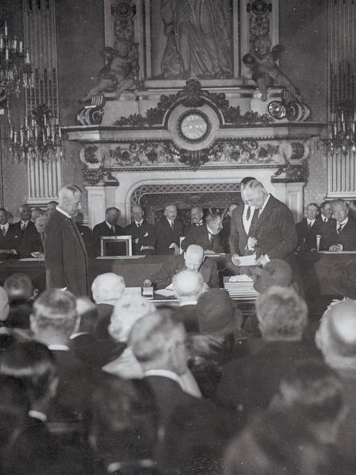 Der deutsche Minister Gustav Stresemann unterzeichnet den Locarno-Pakt 1925 in Locarno. Der deutsche Minister Gustav Stresemann unterzeichnet den Locarno-Pakt 1925 in Locarno.