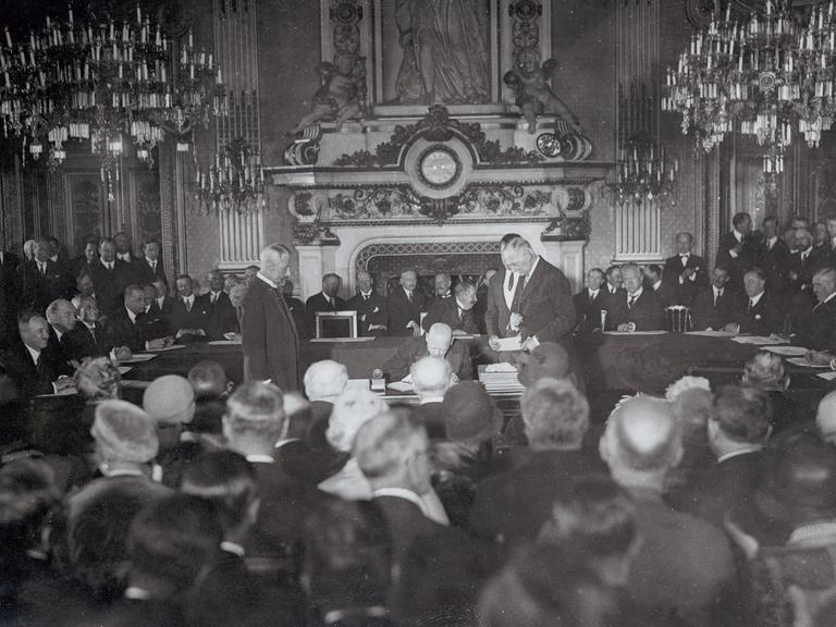 Der deutsche Minister Gustav Stresemann unterzeichnet den Locarno-Pakt 1925 in Locarno. Der deutsche Minister Gustav Stresemann unterzeichnet den Locarno-Pakt 1925 in Locarno.
