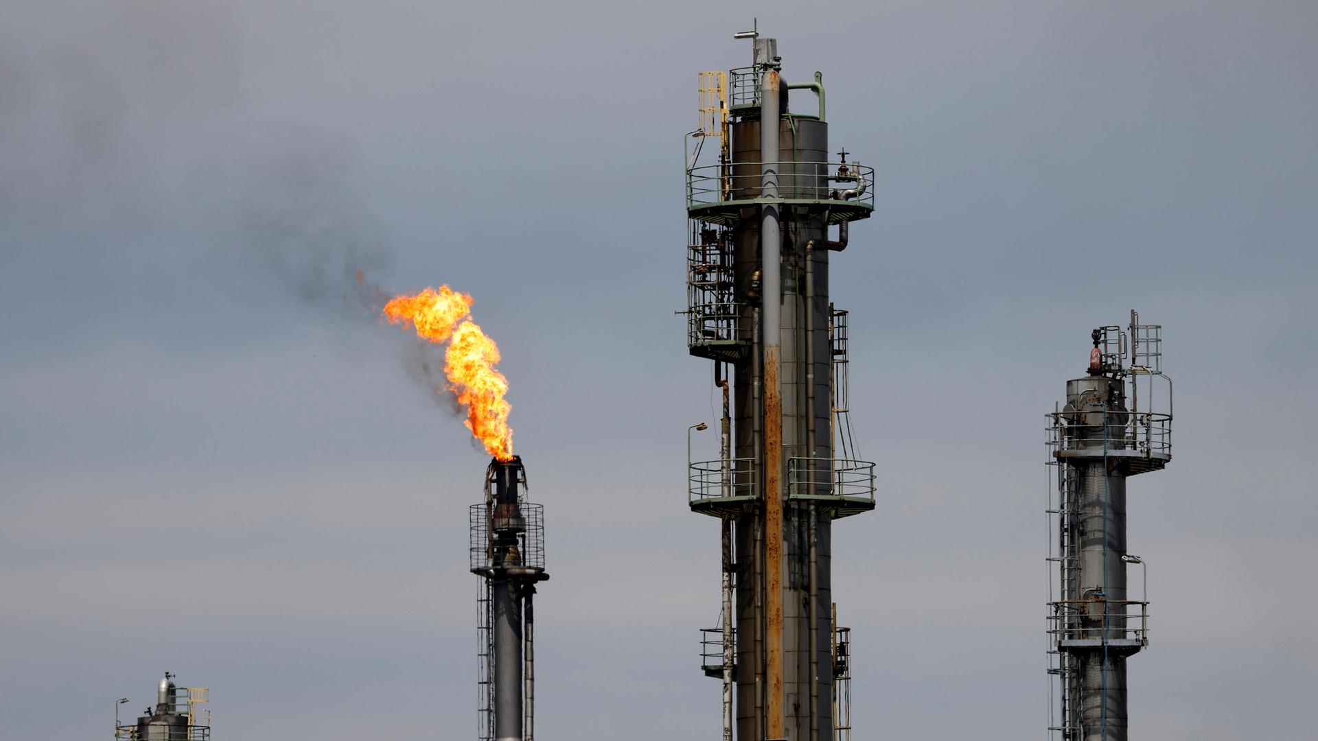 Foto von vier Hochfackeln, eine davon brennend, an der Rheinland Raffinerie des Öl- und Gas-Konzern Shell am Standort in Wesseling bei Köln Foto von vier Hochfackeln, eine davon brennend, an der Rheinland Raffinerie des Öl- und Gas-Konzern Shell am Standort in Wesseling bei Köln