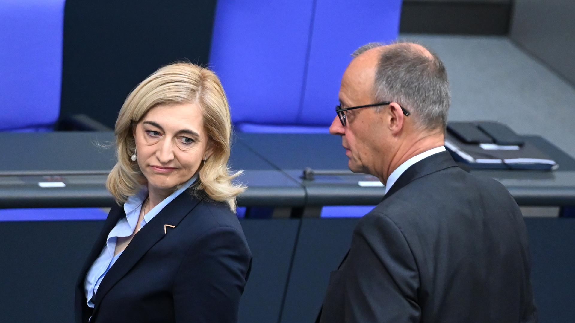 Bundesgesundheitsministerin Warken vor einer Bundestagsdebatte im Gespräch mit Bundeskanzler Merz. Bundesgesundheitsministerin Warken vor einer Bundestagsdebatte im Gespräch mit Bundeskanzler Merz.