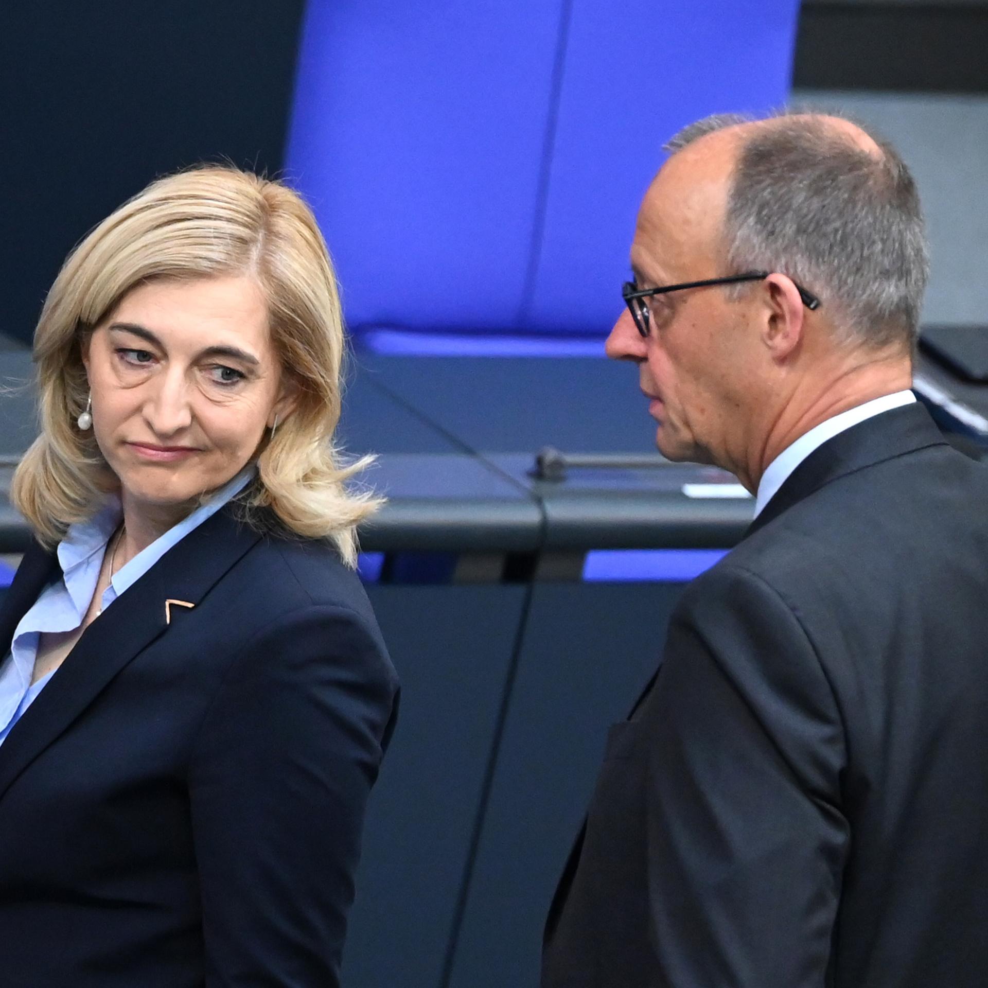 Bundesgesundheitsministerin Nina Warken im Gespräch mit Kanzler Friedrich Merz vor der Bundestagsdebatte über die Gesundheitsreform.