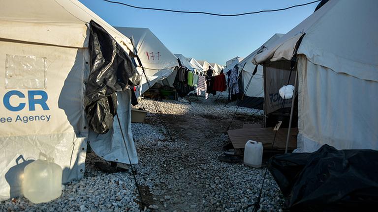 Das Bild zeigt Zelte und einen Kiesweg in einem Flüchtlingslager.