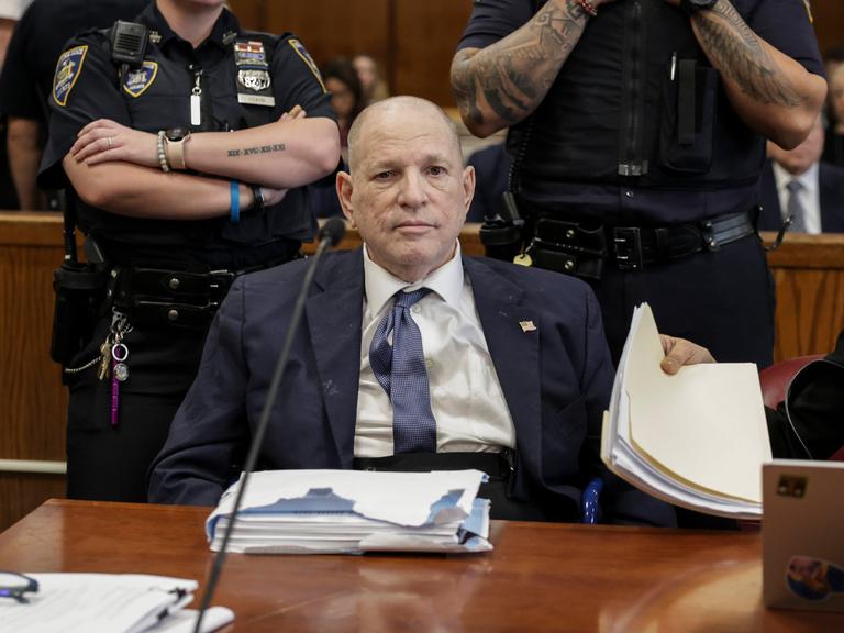 Der ehemalige Filmproduzent Harvey Weinstein bei einer Anhörung vor dem Strafgerichtshof in Manhattan, New York City. 