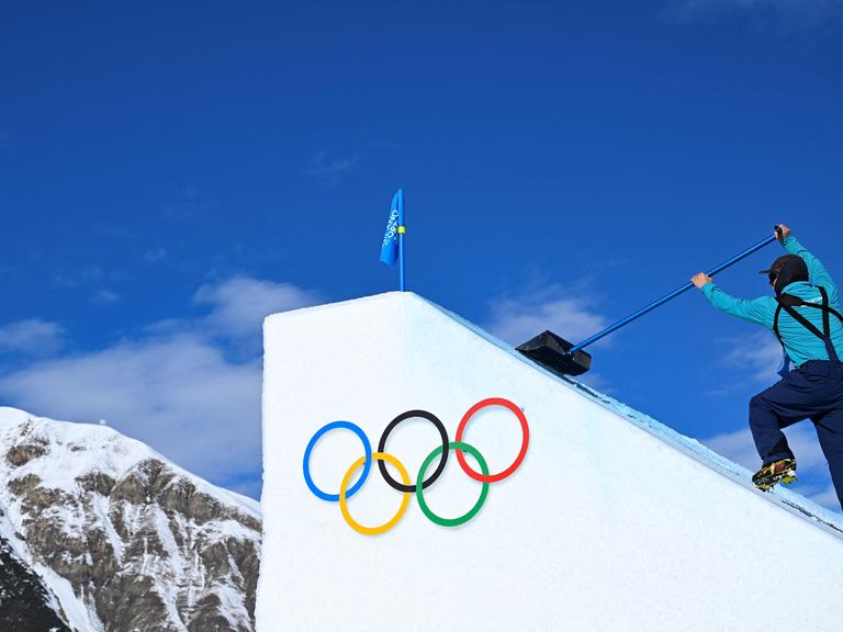 Vorbereitungen für das Freestyle Skiing bei den Olympischen Winterspielen 2026