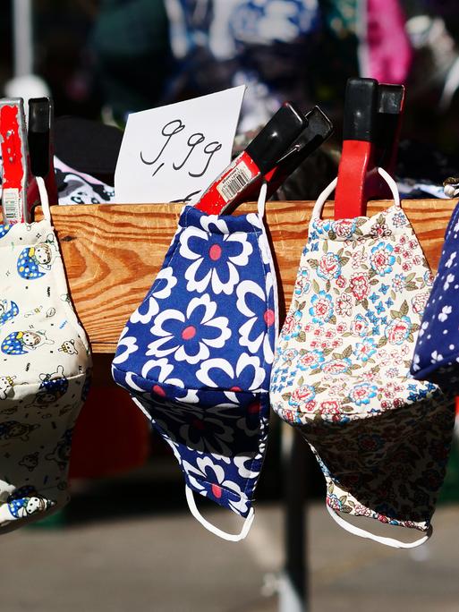 Genähte Masken aus Stoff gegen das neuartige Coronavirus werden auf einem Markt in Berlin zum Kauf angeboten.