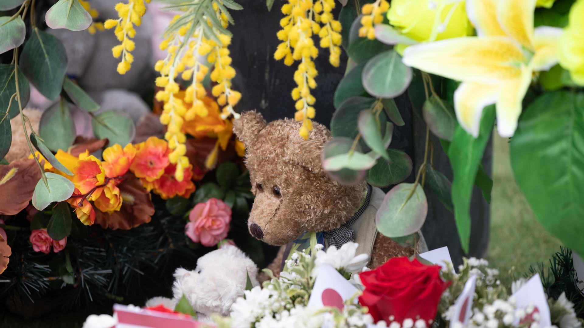 Zum Gedenken der Opfer des Massakers in Butscha wurden Blumen und ein Teddy-Bär niedergelegt.