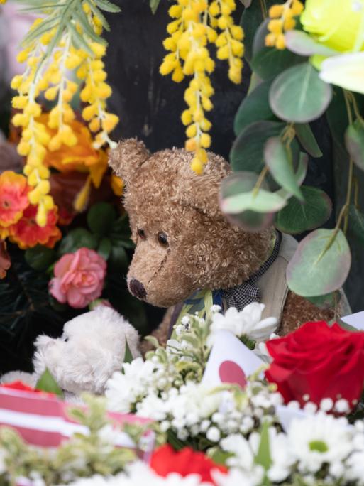 Zum Gedenken der Opfer des Massakers in Butscha wurden Blumen und ein Teddy-Bär niedergelegt.