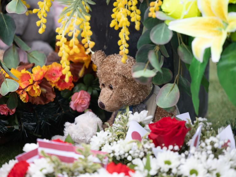 Zum Gedenken der Opfer des Massakers in Butscha wurden Blumen und ein Teddy-Bär niedergelegt.