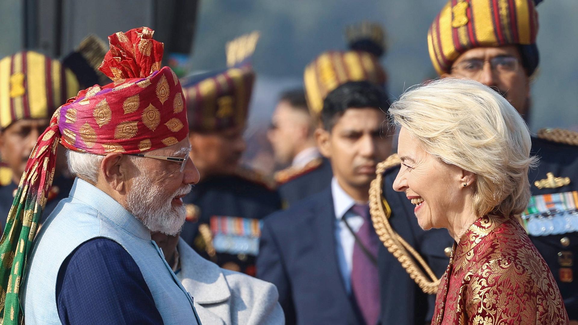 EU-Kommissionspräsidentin von der Leyen und Indiens Premierminister Modi begrüßen sich bei einem Treffen in Delhi.