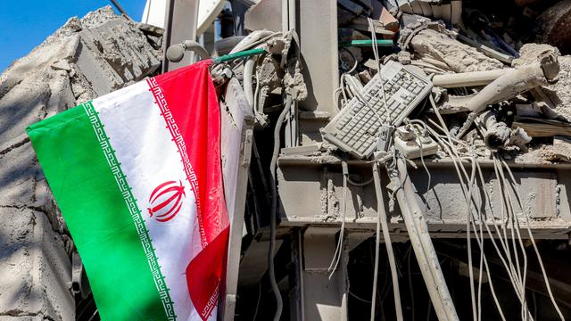 Iranische Flagge liegt neben den Trümmern eines eingestürzten Gebäudes nach den Anschlägen an der Sharif University of Technology in Teheran (Iran, 7.04.2026)