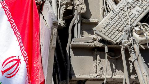 Iranische Flagge liegt neben den Trümmern eines eingestürzten Gebäudes nach den Anschlägen an der Sharif University of Technology in Teheran (Iran, 7.04.2026)